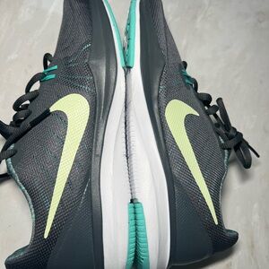 New !!! Nike women Charcoal and Mint Sneakers
